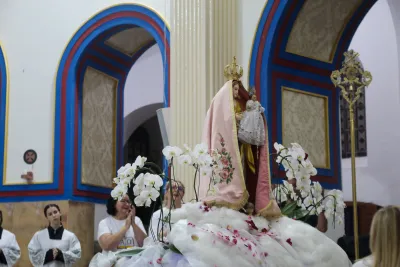 30 dia com Maria - Santa Missa e Coroação - Romeiros Devotos da Paróquia São Sebastião (Araguari)