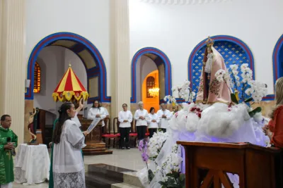 30 dia com Maria - Santa Missa e Coroação - Romeiros Devotos da Paróquia São Sebastião (Araguari)