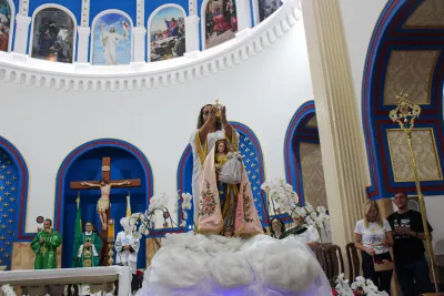 30 dia com Maria - Santa Missa e Coroação - Romeiros Devotos da Paróquia São Sebastião (Araguari)