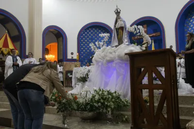 30 dia com Maria - Santa Missa e Coroação - Romeiros Devotos da Paróquia São Vicente de Paulo (Uberlândia)