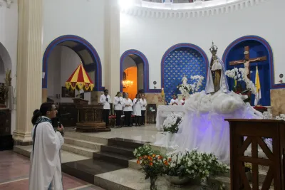 30 dia com Maria - Santa Missa e Coroação - Romeiros Devotos da Paróquia São Vicente de Paulo (Uberlândia)
