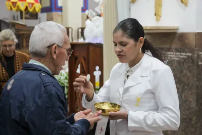 30 dia com Maria - Santa Missa e Coroação - Romeiros Devotos da Paróquia São Vicente de Paulo (Uberlândia)