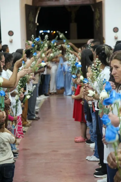 Editar 30 dia com Maria - Santa Missa e Coroação - Romeiros Devotos da Comunidade de Celso Bueno, Buritis e Gonçalves