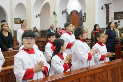 Editar 30 dia com Maria - Santa Missa e Coroação - Romeiros Devotos da Paróquia São José (Uberlândia)