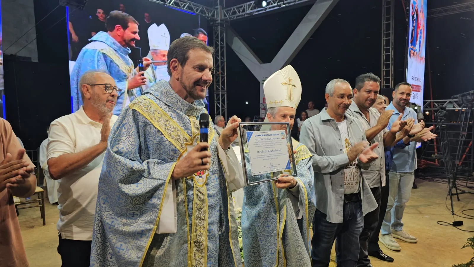 Dom Paulo Peixoto recebe Título de Cidadão Honorário Romariense em reconhecimento à sua missão pastoral