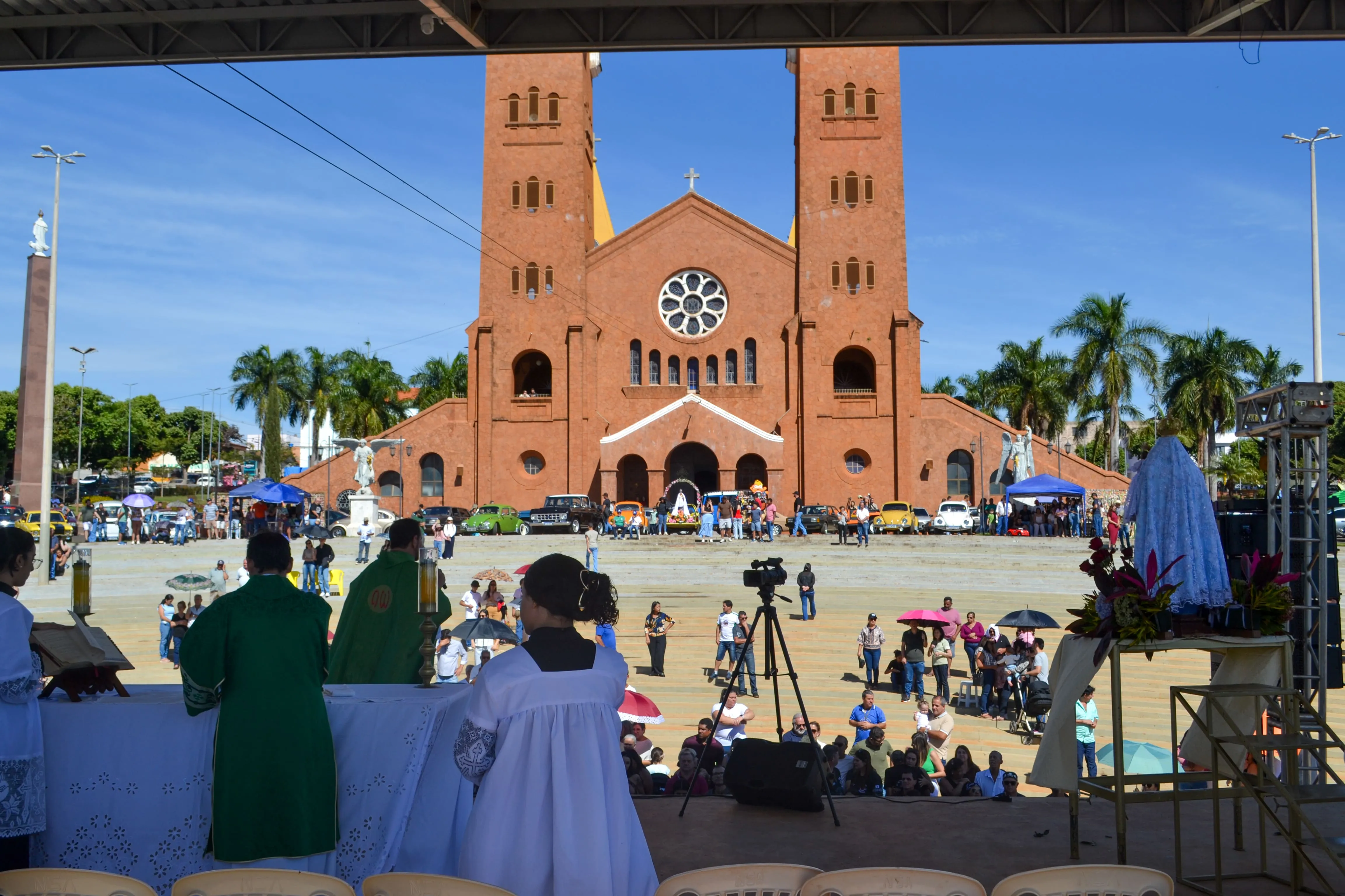 Fé e tradição marcam a 1ª Romaria dos Carros Antigos em Romaria com Missa, Coroação de Nossa Senhora da Abadia e bênção dos veículos