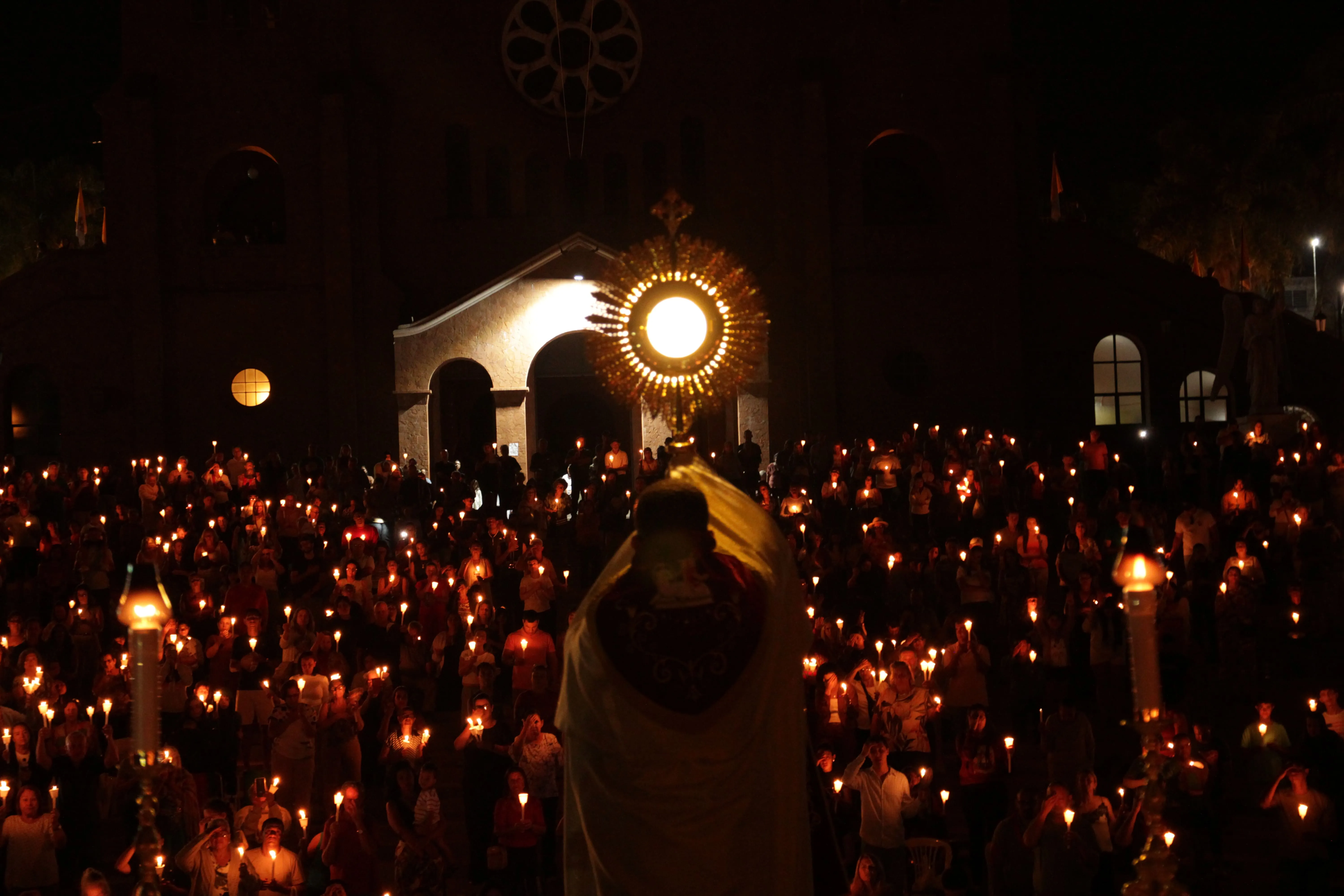 Noite das Velas é marcada por procissão e bênção do Santíssimo em Romaria